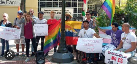 Imagen de la noticia: Caracas: Activistas LGBTI protestan encadenándose para exigir igualdad de derechos