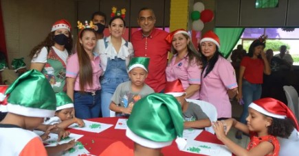 Imagen de la noticia: Municipio Santa Rita: Alcalde Alenis Guerrero y Primera Dama Doriany de Guerrero brindan a los niños actividad “La Alegría en Navidad”