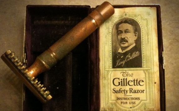 Imagen de la noticia: Un día como hoy, 2 de diciembre en la historia: 1901 King Camp Gillette introduce la patente de la primera máquina de afeitar de hojas desechables