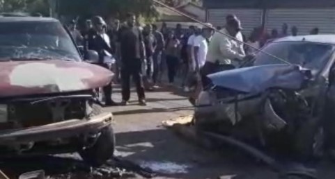 Imagen de la noticia: Municipio Cabimas: Cuerpo de Bomberos libera a mujer atrapada en un vehículo tras choque en la Avenida 32