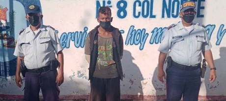 Imagen de la noticia: Municipio Cabimas: Detienen a tres sujetos, en flagrancia hurtando parrilla del alcantarillado