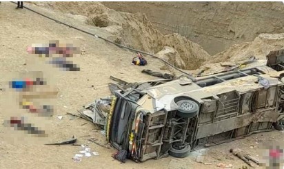 Imagen de la noticia: Perú: Al menos 20 muertos al caer autobús por precipicio