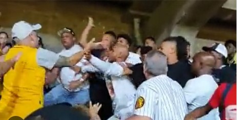 Imagen de la noticia: Familiares de Acuña Jr. protagonizan trifulca en gradas del estadio Universitario