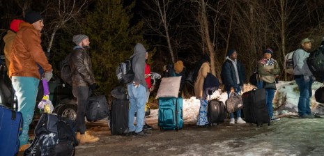 Imagen de la noticia: Inmigrantes venezolanos transitan por paso irregular desde Estados Unidos a Canadá
