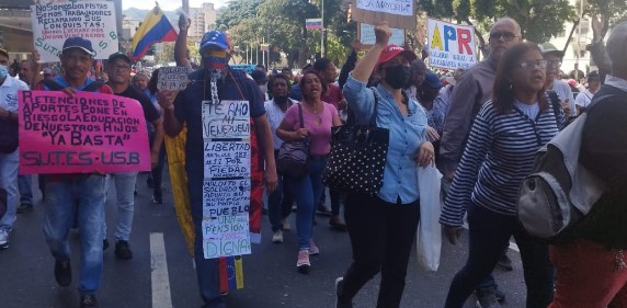 Imagen de la noticia: Empleados de la Administración Pública realizan protesta para exigir mejoras salariares