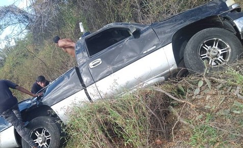 Imagen de la noticia: Municipio Miranda: Un muerto y tres lesionados al volcar camioneta en la Falcón-Zulia