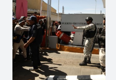 Imagen de la noticia: México: Venezolanos intentan cruzar a la fuerza desde México hacia EE.UU
