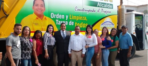 Imagen de la noticia: Municipio Simón Bolívar: Alcalde  repotencia y entrega camión compactador de basura