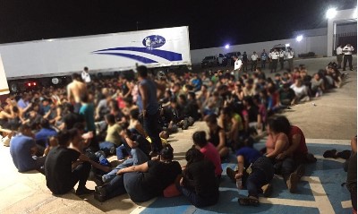 Imagen de la noticia: México: Dejan abandonados en tráiler a mas de343 migrantes extranjeros