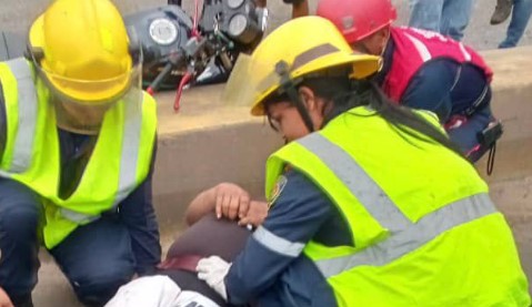 Imagen de la noticia: Municipio Cabimas: Cuerpo de Bomberos atiende a dos lesionados por colisión de motocicleta