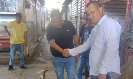 Imagen de la noticia: Municipio Cabimas: Municipalidad limpia y descongestiona tanquilla principal en el Mercado del Centro Cívico