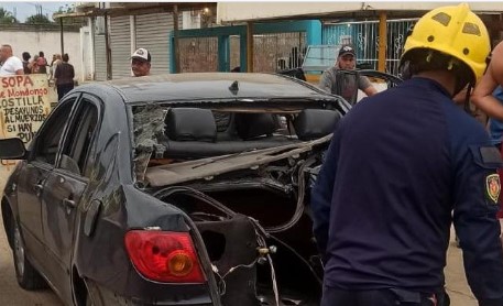 Imagen de la noticia: Municipio Cabimas: Bomberos atienden de forma inmediata colisión que deja cuatro personas lesionadas