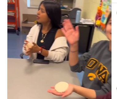 Imagen de la noticia: Maestra estadounidense se hace viral por enseñar a sus alumnos a hacer arepas venezolanas