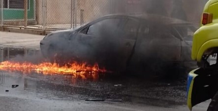 Imagen de la noticia: Municipio Maracaibo: Vehículo Focus se incendió en plena calle 72