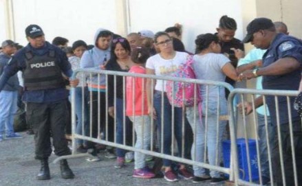Imagen de la noticia: Trinidad y Tobago: Venezolanos alegan despidos por falta de visas de empleo