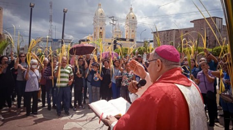 Imagen de la noticia: Municipio Cabimas: Alcalde y primera dama estuvieron presentes en la celebración del Domingo de Ramos de la Catedral