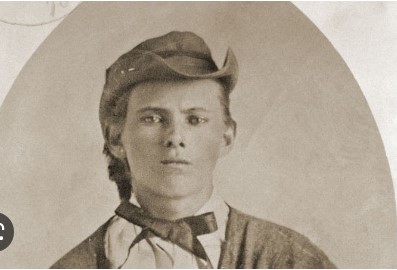Imagen de la noticia: Un día como hoy, 3 de abril en la historia: 1882 en Estados Unidos, asesinan a Jesse Woodson James, un forajido americano y el más famoso integrante de la banda de asaltantes James-Younger.
