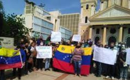 Imagen de la noticia: Estado Zulia: Maestros protestaron frente a la Basílica