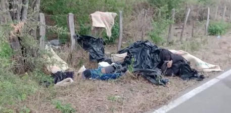 Imagen de la noticia: Colombia: Hallan cuatro cadáveres amordazados y envueltos en plástico sobre la carretera