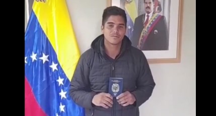 Imagen de la noticia: Bolivia: Venezolanos reciben pasaportes y prórrogas
