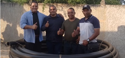 Imagen de la noticia: Municipio Simón Bolívar: Alcalde Argelio Riera donó a habitantes de Colinas de Bello Monte 200 metros de manguera para acometida del agua