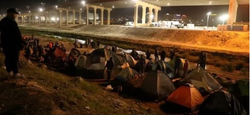 Imagen de la noticia: México: Venezolanos instalaron campamento para entregarse a las autoridades