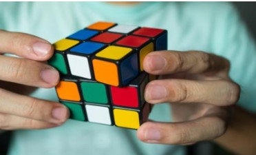 Imagen de la noticia: Un día como hoy, 19 de mayo en la historia: 1974 el escultor Erno Rubik creó el popular Cubo de Rubik, también conocido como Cubo Mágico.
