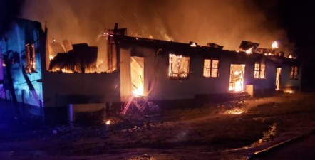 Imagen de la noticia: En el Esequibo: Al menos 20 niños murieron en un incendio de una escuela.(imágenes)