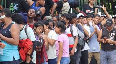 Imagen de la noticia: México: Migrantes buscan desesperados salir del sur del pais ante fin del Título 42