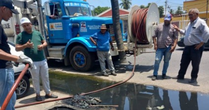 Imagen de la noticia: Municipio Cabimas: «El Ave Fénix» sigue llevando soluciones a las comunidades en materia de aguas servidas