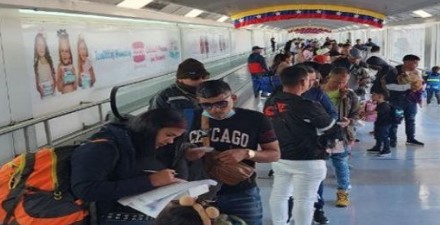 Imagen de la noticia: Retornan a Venezuela 115 connacionales procedentes de Chile