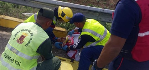 Imagen de la noticia: Municipio Cabimas: Cuerpo de Bomberos atiende a dos lesionados tras choque de camión en el Distribuidor San Benito