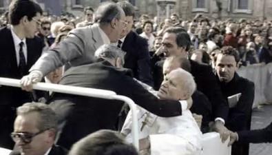 Imagen de la noticia: Un día como hoy, 13 de mayo en la historia: 1981 mientras saludaba a los fieles en la plaza de San Pedro, el papa Juan Pablo II sufrió un intento de asesinato