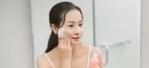 Imagen de la noticia: Así debes aplicar el tónico facial según la técnica coreana de las 7 capas