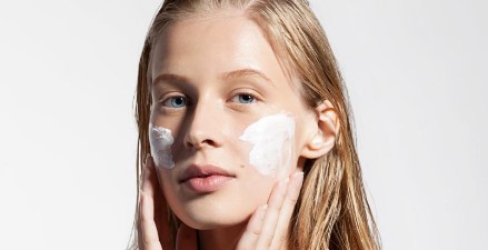 Imagen de la noticia: 8 consecuencias de usar demasiadas cremas para la piel