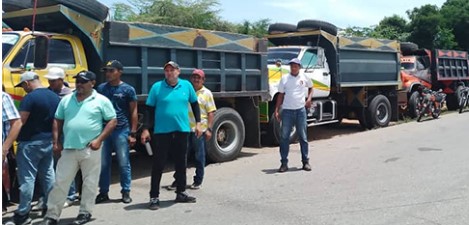 Imagen de la noticia: Municipio Valmore Rodríguez: Camioneros cierran acceso a la Planta de Asfalto, para exigir derecho al trabajo