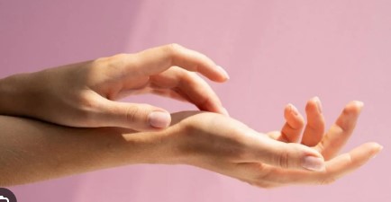 Imagen de la noticia: Cómo cuidar las manos para mantenerlas jóvenes