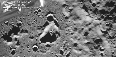 Imagen de la noticia: Sonda Luna-25 envía fotos de un cráter cerca del Polo Sur lunar