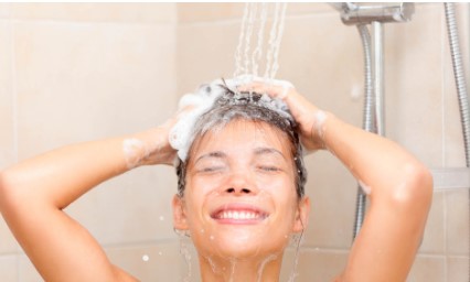 Imagen de la noticia: La temperatura del agua ideal según tu tipo de cabello