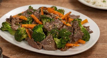 Imagen de la noticia: Para un rico almuerzo: Guiso de carne con brócoli estilo chino