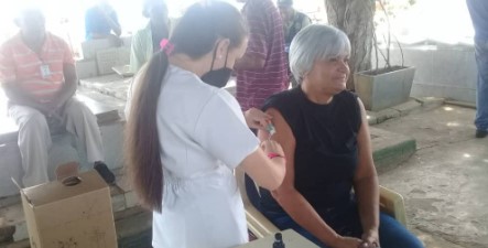 Imagen de la noticia: Municipio Cabimas: Realizan jornada de vacunación para el beneficio de 56 empleados del Cementerio municipal