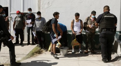 Imagen de la noticia: México: Rescatan a 11 migrantes venezolanos presuntamente privados de su libertad en una vivienda