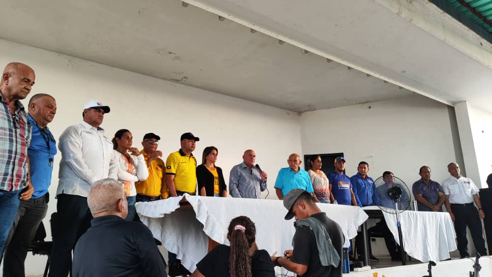 Imagen de la noticia: Municipio Cabimas: A casa llena UNT  parroquia Carmen Herrera de Cabimas  ratifica  respaldo a Henrique Capriles Radonski