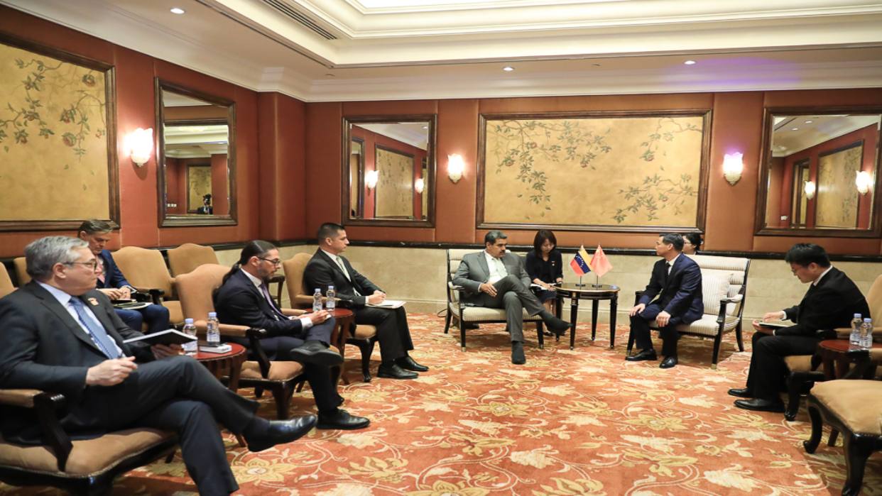 Imagen de la noticia: Presidente Nicolas Maduro se reúne con director del Centro Internacional de la Reducción de la Pobreza de China