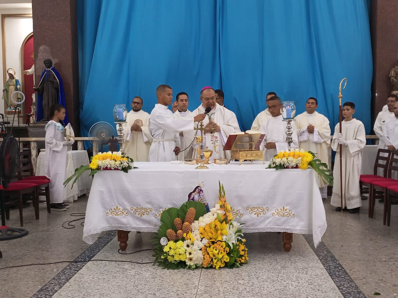 Imagen de la noticia: Virgen del Rosario baja de nuevo de los altares y ya está con sus feligreses