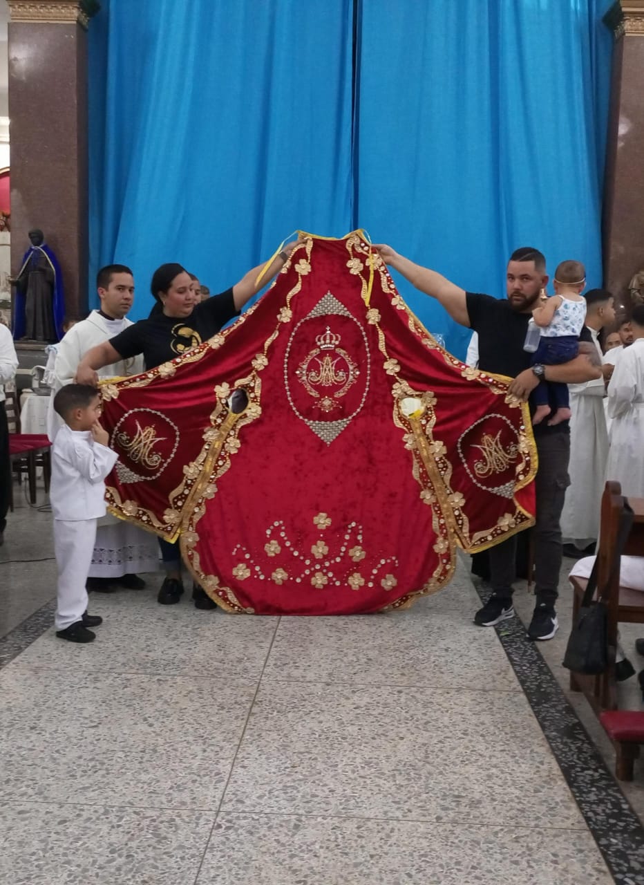Imagen de la noticia: Municipio Cabimas: Por segundo año consecutivo directora de Cultura en Cabimas obsequia manto a la Virgen del Rosario
