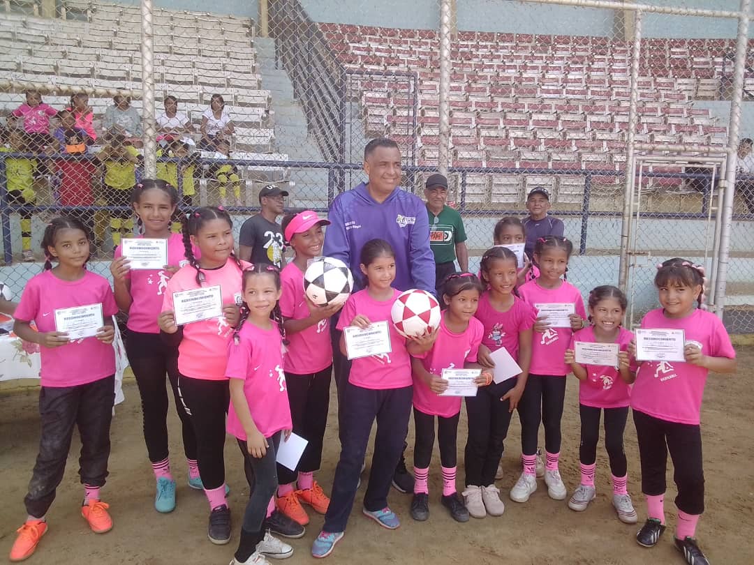 Imagen de la noticia: Municipio Cabimas: Galácticas de Yepez ganadoras absolutas del Primer Campeonato Municipal de Kickingball