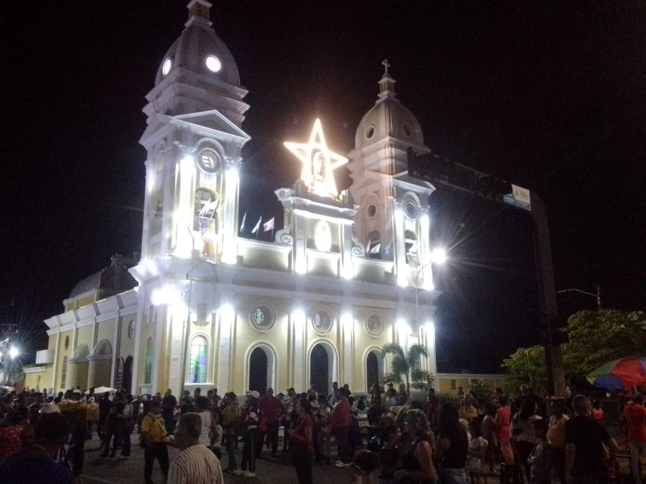 Imagen de la noticia: Municipio Cabimas: fieles cantaron bajó la lluvia las Mañanitas a las virgen del Rosario