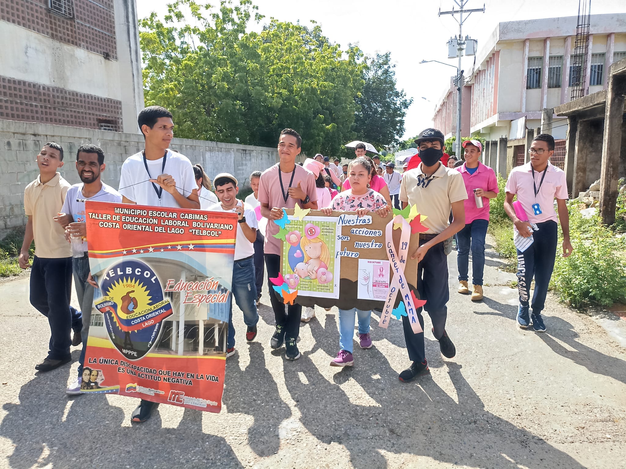 Imagen de la noticia: Municipio Cabimas: Con una caminata y charla Personal y Alumnos de Telbcol conmemoran el Día del Cáncer de Mama.