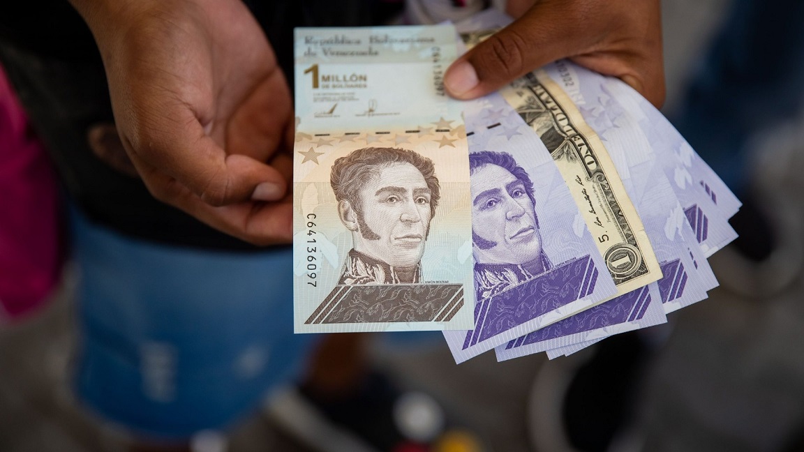 Imagen de la noticia: El bolívar cayó 1,7% frente al dólar estadounidense en octubre